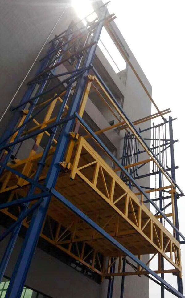 室外贴墙导轨式货梯操作使用现场
